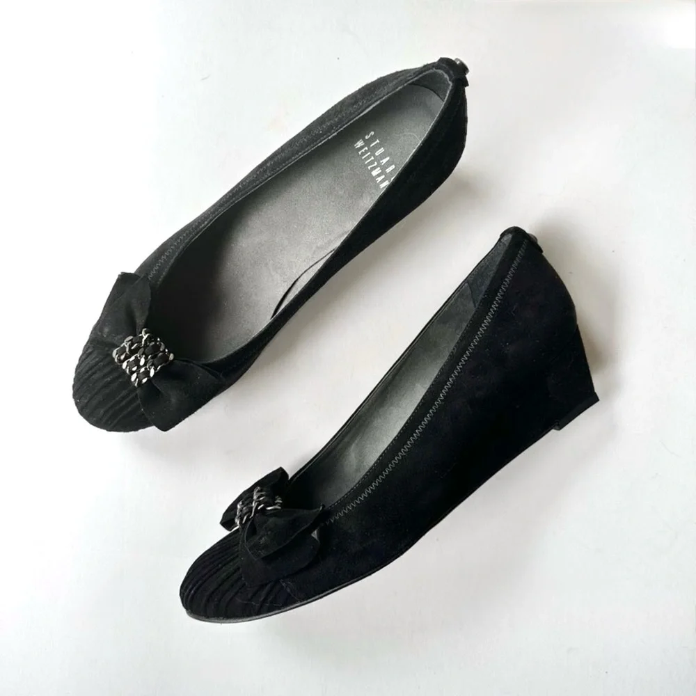 NWOB Stuart Weitzman ‘Pleats’ Chain Bow Wedges in Black Suede Size 8